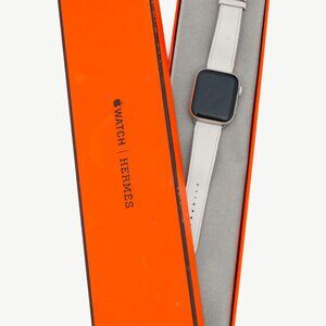 Apple Watch SE with Hermes Blanc Leather Single Tour Band